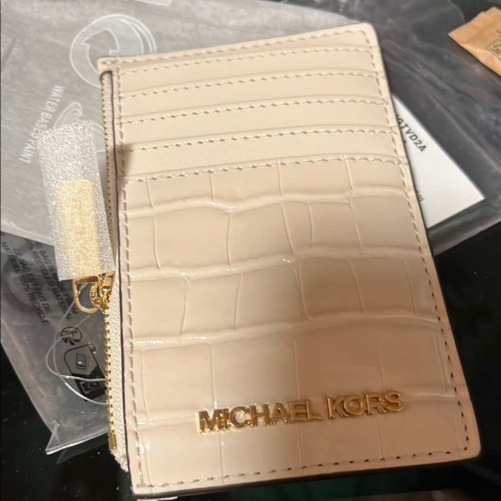 Michael Kors Cream Croc-Embossed Card Holder. Zip coin